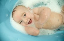 شیوه صحیح حمام کردن نوزاد از دیدگاه طب سنتی