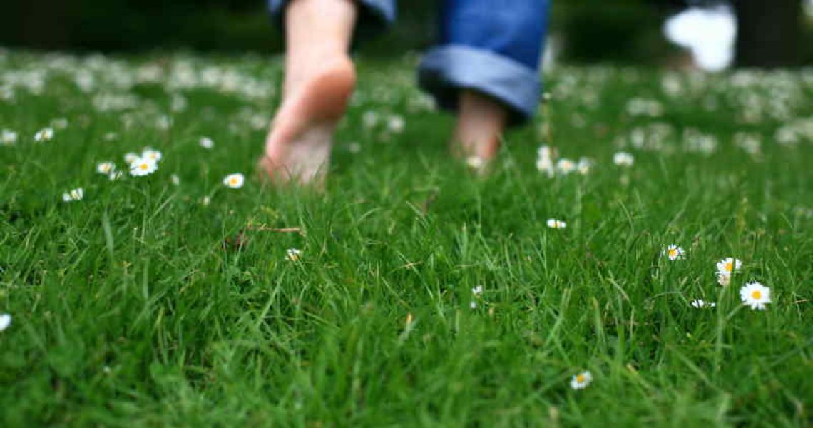Barefoot-Grass-Walking-Health