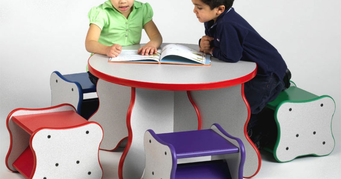 Cool-Kids-desks-for-painting-and-writing-10