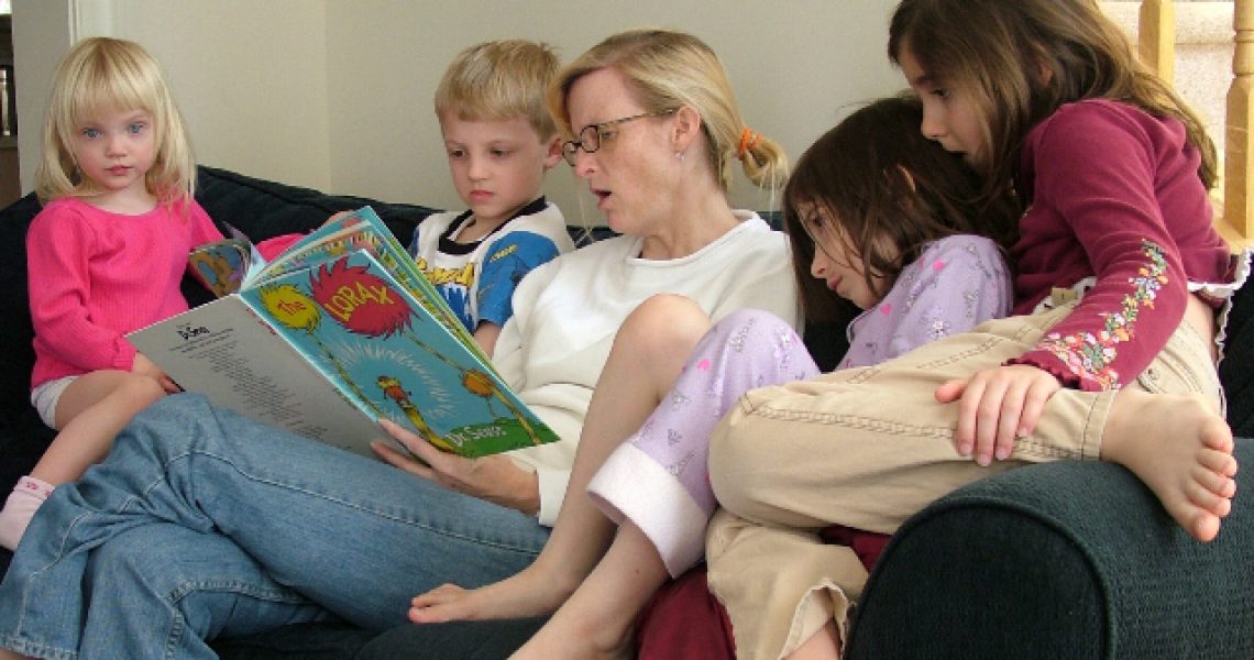 reading_a_book_to_kids3